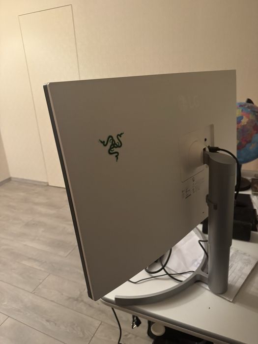 Монітор LG 32 UN650-W