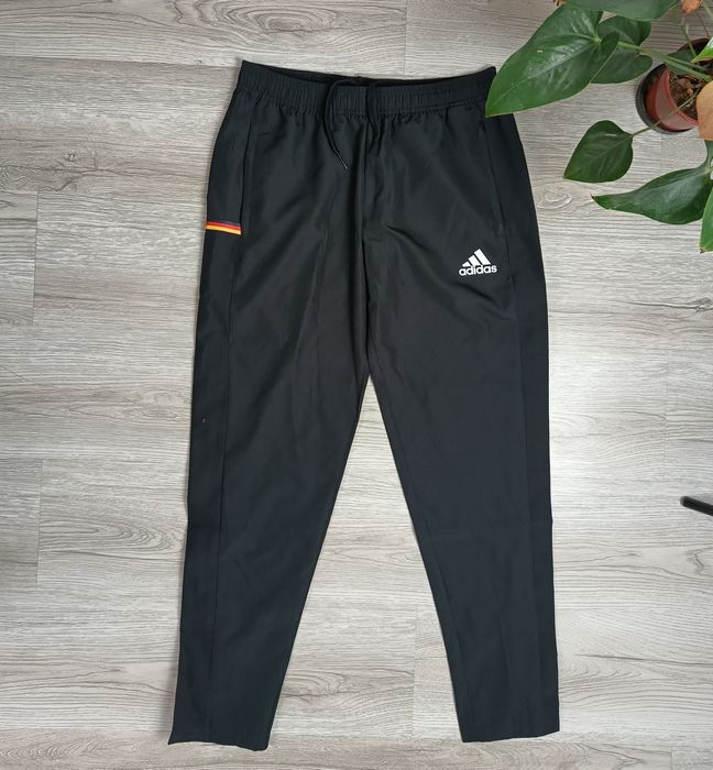 Śliskie spodnie sportowe adidas czarne w rozmiarze S