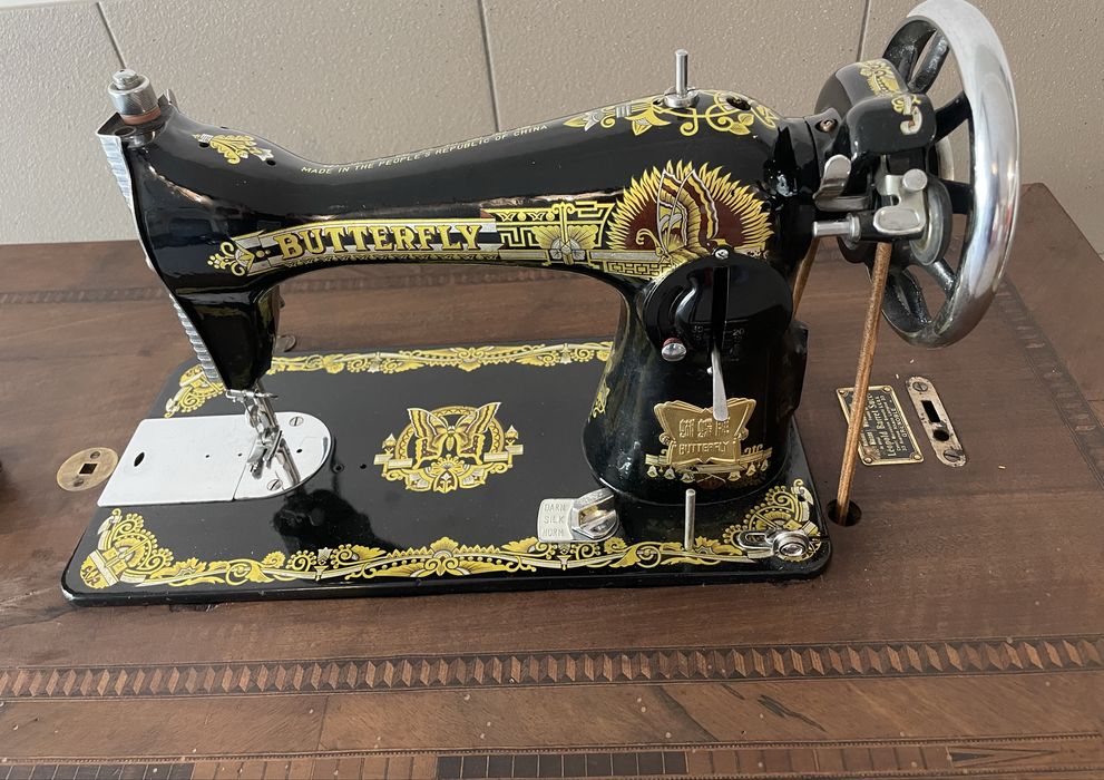 Máquina de costura antiga restaurada