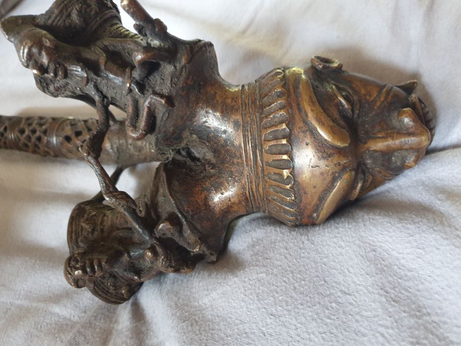 Raro antigo cachimbo ceremonial Bamum do Cameron em bronze