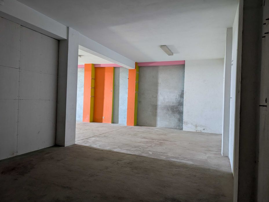 Garagem/Armazém com 121 m2, situado em Grijo.