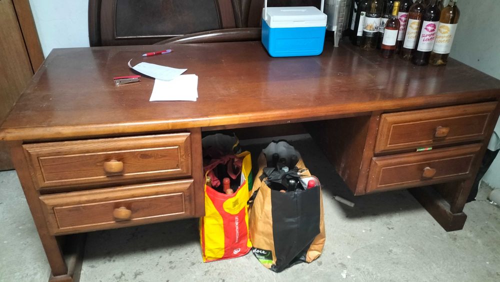 Secretaria e cama de casal