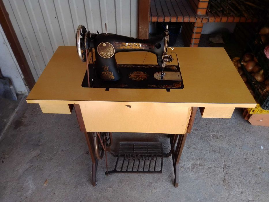 Maquina de costura da Singer, muito antiga.