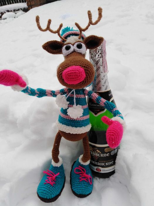 Вязаный олень. Новогодний олень.