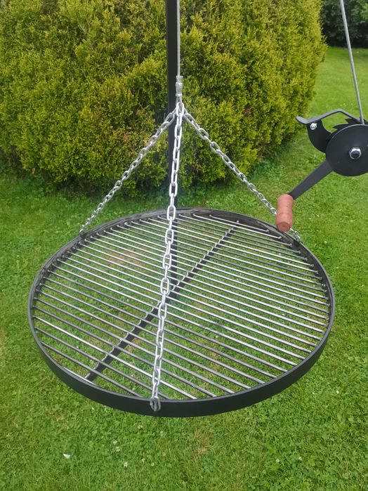 Grill ogrodowy typu trójnóg