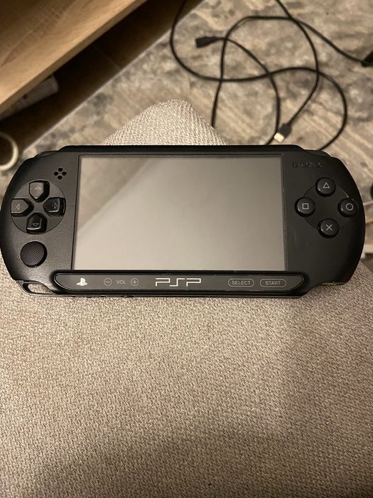 PSP com carregador original Sony.