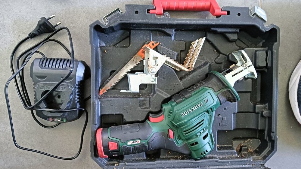 Serra Parkside com bateria e carregador 12 V