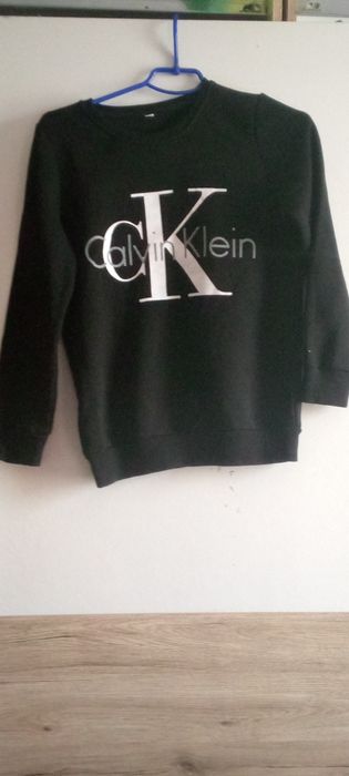 Ubrania na sprzedaż dziewczęce i starsze dziewczyn