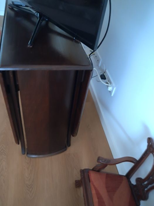 Mesa antiga em nogueira