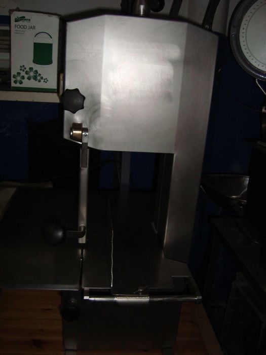 Serra  de  congelados ( talho  ou  peixaria )