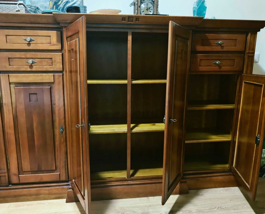 Armário em madeira côr de mel