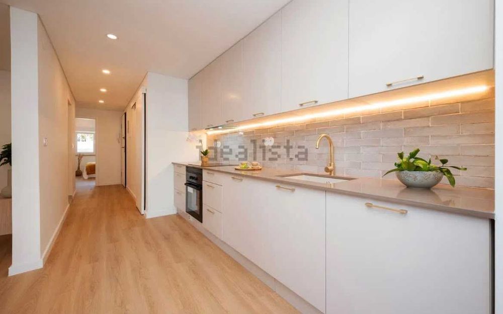 Magnífico apartamento T2 com 170m2 de área total, com jardim, totalmente renovado, em Almada