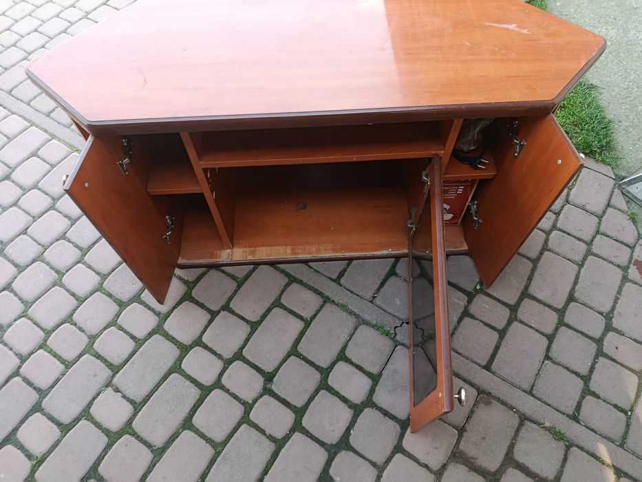 Тумба під телевізор з полицями та шафками.