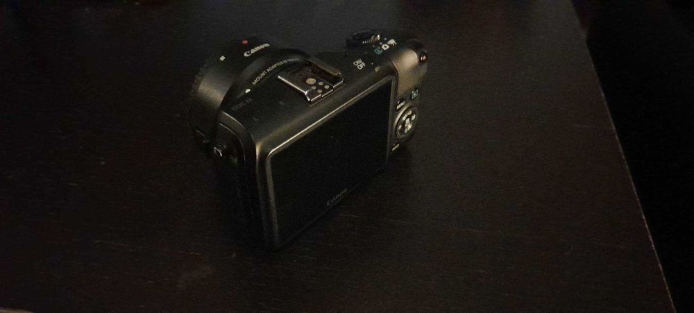 Canon EOS M com adaptador e acessórios