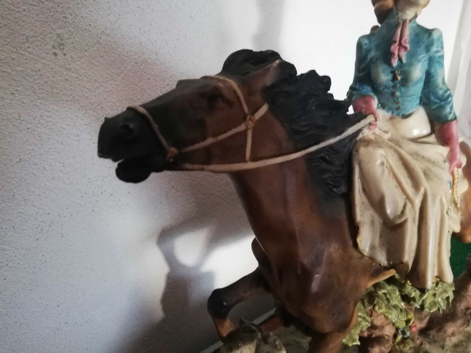 Estatueta com base de madeira