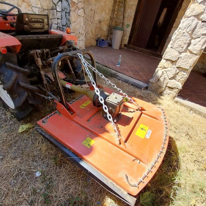 Conjunto tractor + empilhador elétrico pode ser trasportado com a carga