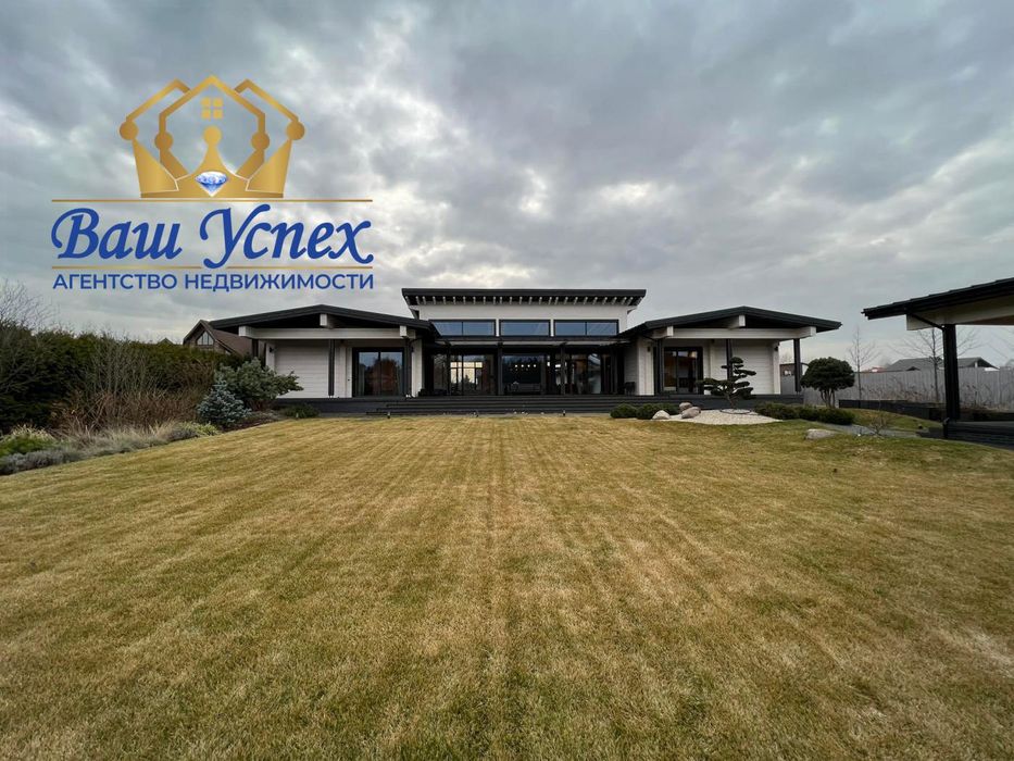 Продажа современного дома в городке с выходом на озеро.