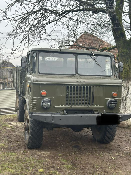 Газ-66  вантажний автомобіль на повному ходу, повністю обслужений.