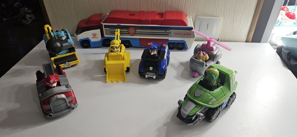 Машинки і автобус щенячий патруль , великі.