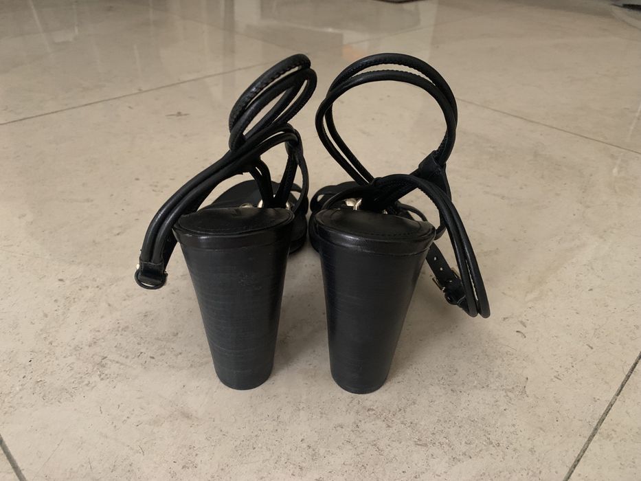 Sandálias pretas de pele marca Massimo Dutti n 39