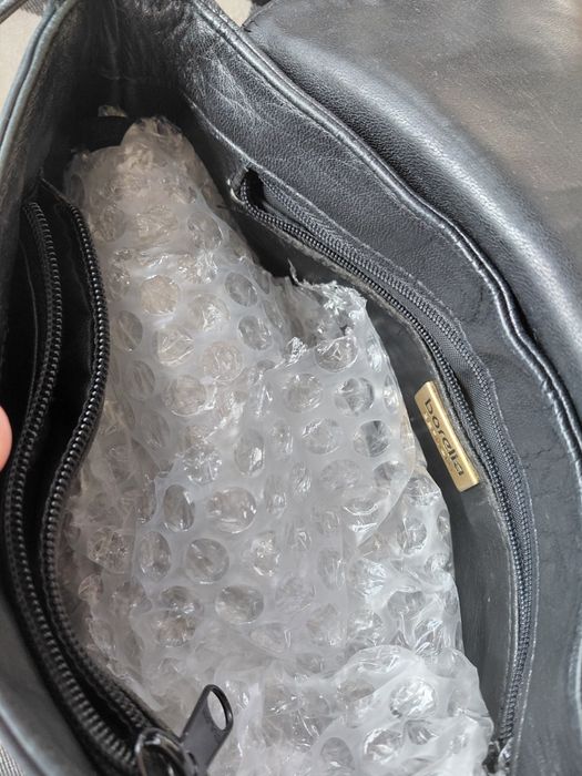 Czarna torebka listonoszka z naturalnej skóry
