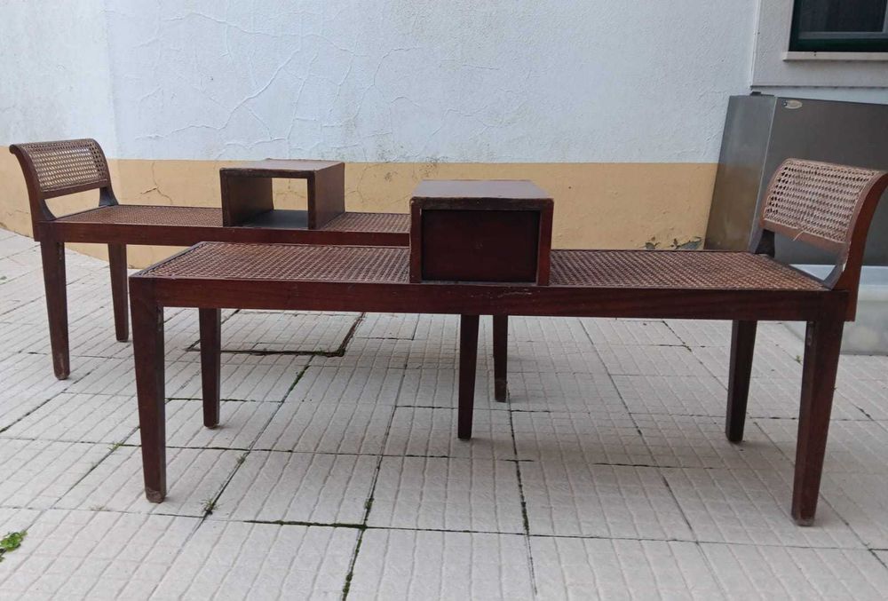 Bancos de madeira antigos