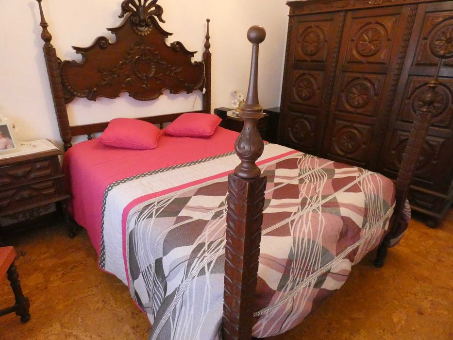 Quarto de casal completo + cadeiras + espelho