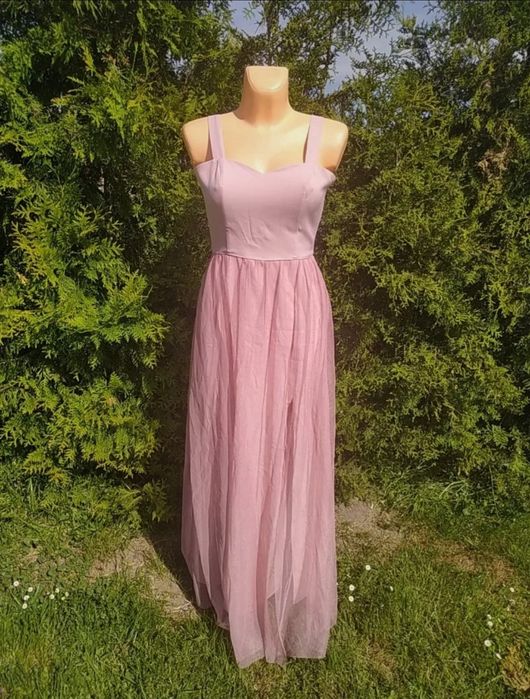 Długa sukienka z tiulem oraz rozcięciem na nogę