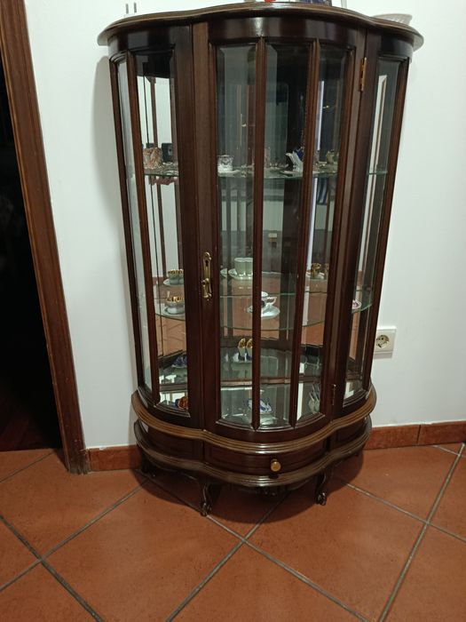 Vendo cristaleira com chávenas