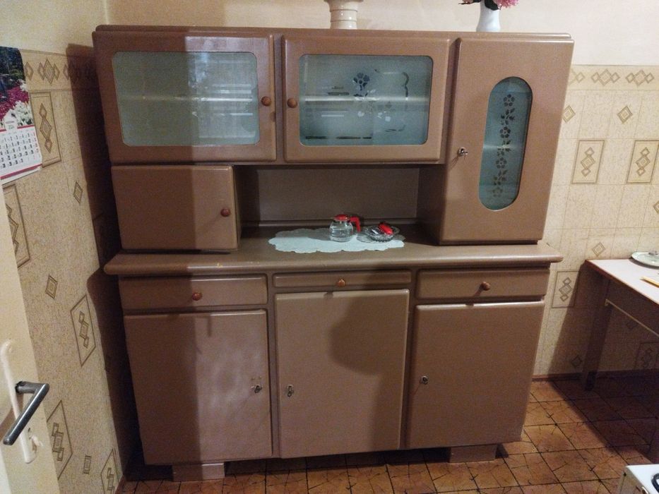 Kredens z czasów prl