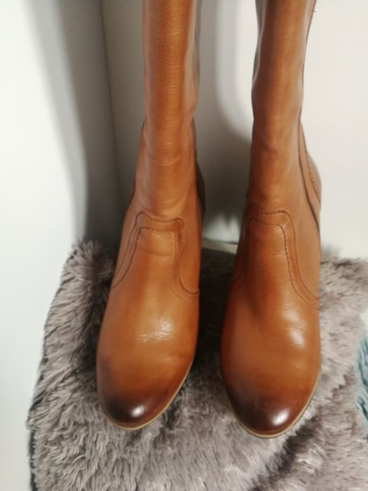 Długie seksowne karmelowe skórzane buty ze złotymi dodatkami Kazar