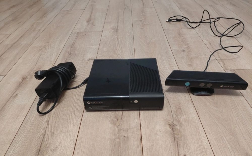 Xbox 360 + pad + 2 gry + Kinect