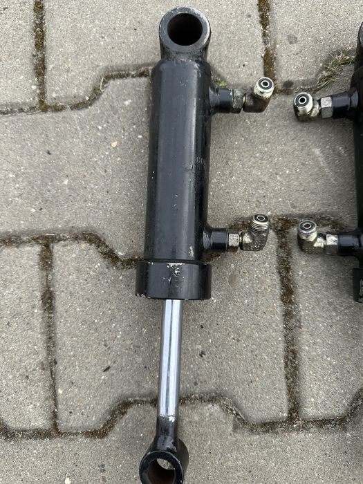 Siłownik skrętu układu kierowniczego wspomagania ciagniczek traktorek