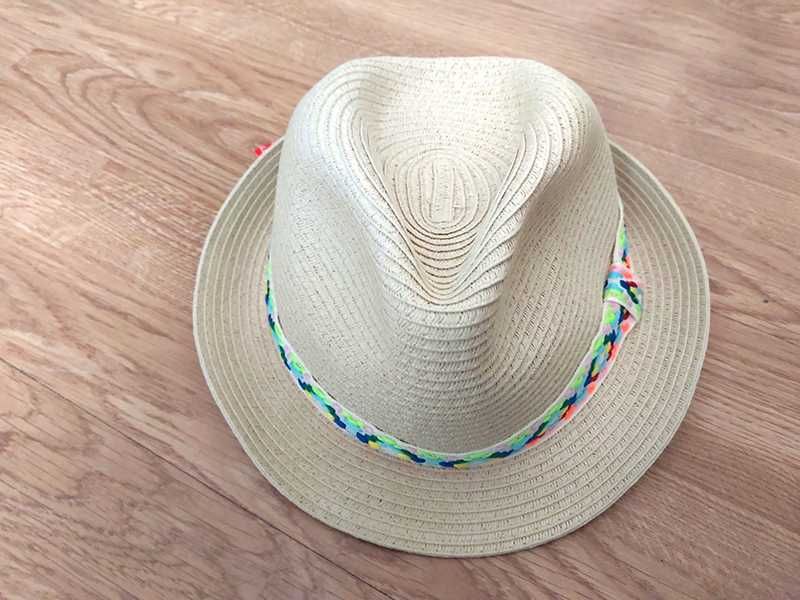 Letni kapelusz z ozdobnym wzorem