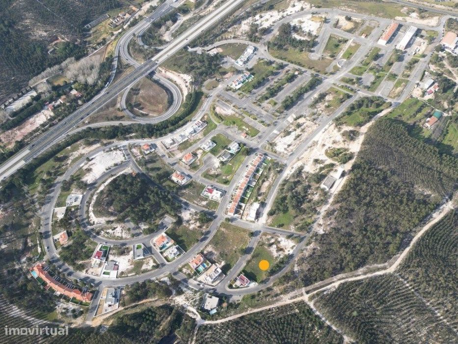 Lote 425 m2 para construção de moradia com 3 pisos, garagem e piscina