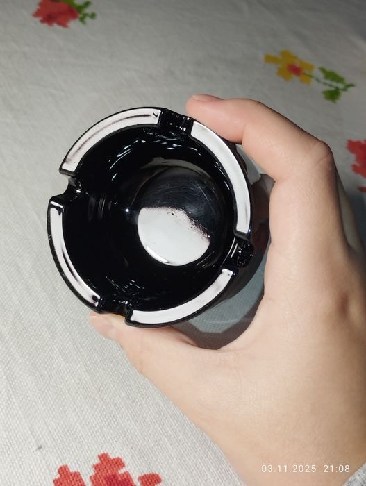 Елегантна чорна попільничка для офісу чи дому (Товсте скло)