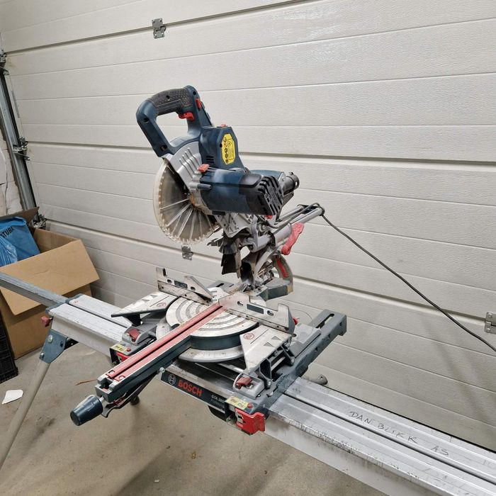 Ukośnica Bosch GCM 8 SJL + stół roboczy