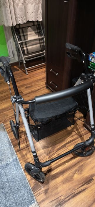 Chodzik z siedziskiem i koszykiem