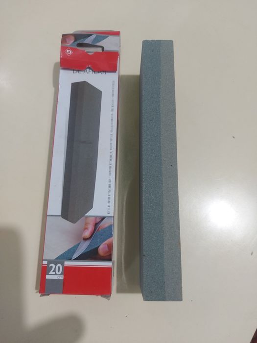 Pedra para enfiar facas, muito resistente, nova.