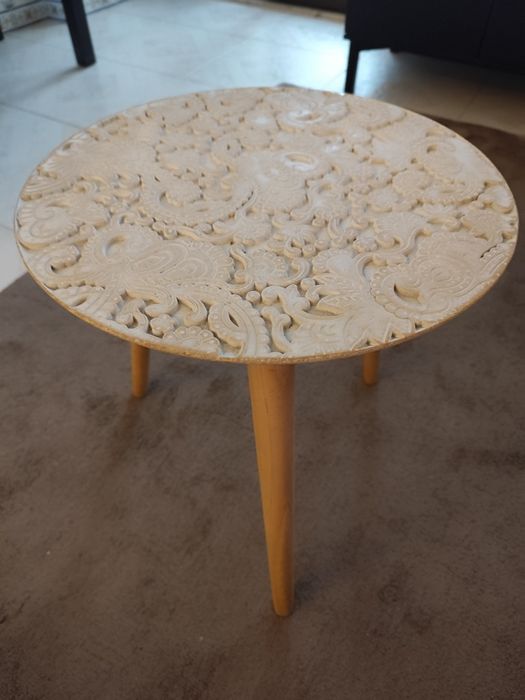 Mesa de centro decorativa.

Medidas: 
40x44cm