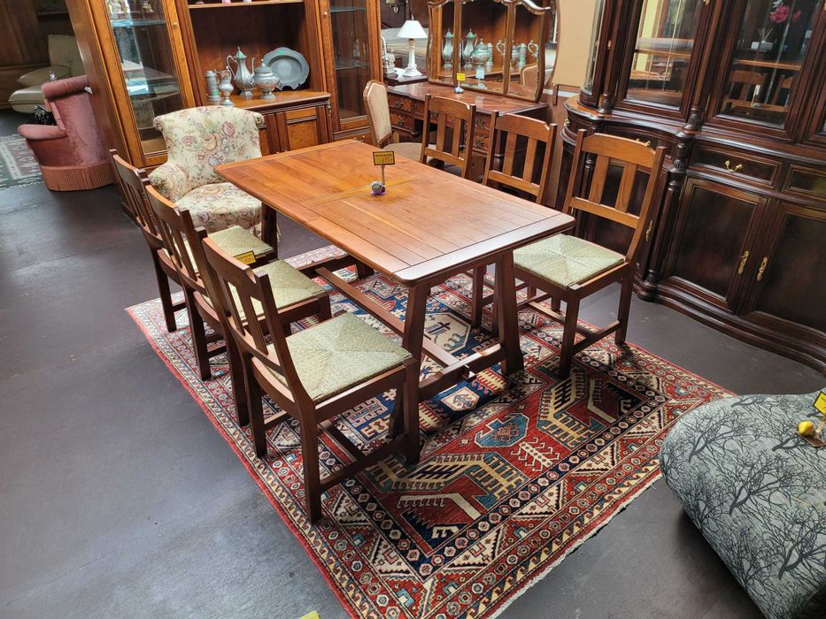 Mesa em madeira maciça - Bom estado geral - Só a mesa as cadeira