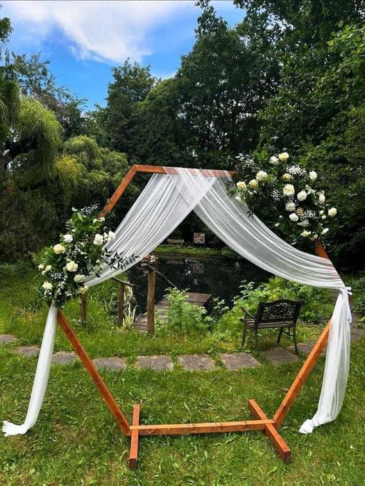 Drewniany HEXAGON Ścianka Boho – Wynajem – Wyjątkowe tło do zdjęć!