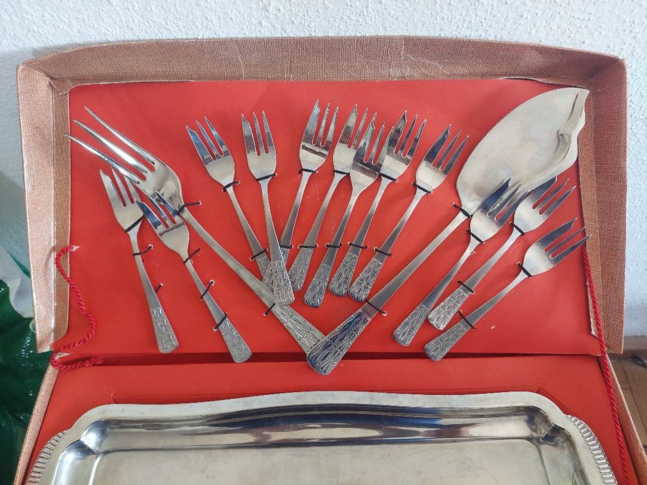 Conjunto talheres e bandeja para bolos.