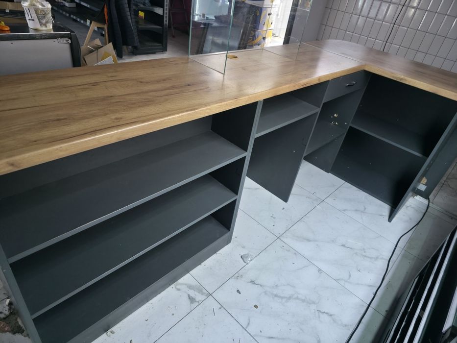 Касовий прилавок.