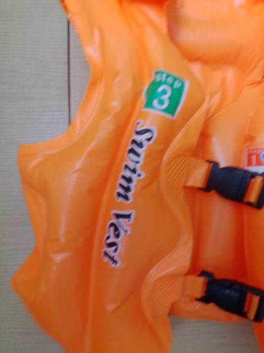 Страхувальний надувний жилет для дітей.