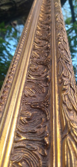 Moldura grande dourada