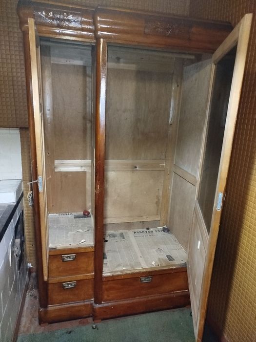 Шкаф винтажный прошлого века.