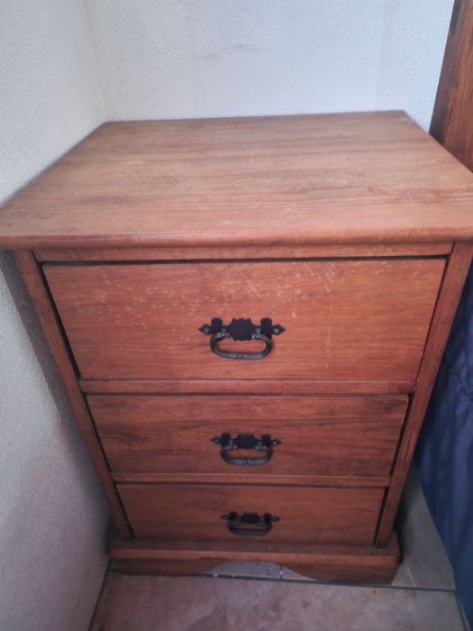 Cama tipo rústico+mesinha de cabeceira