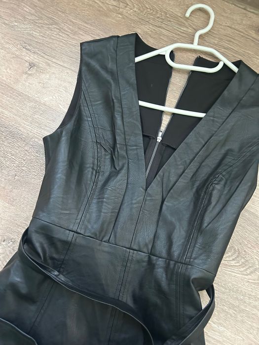 Чорне шкіряне плаття