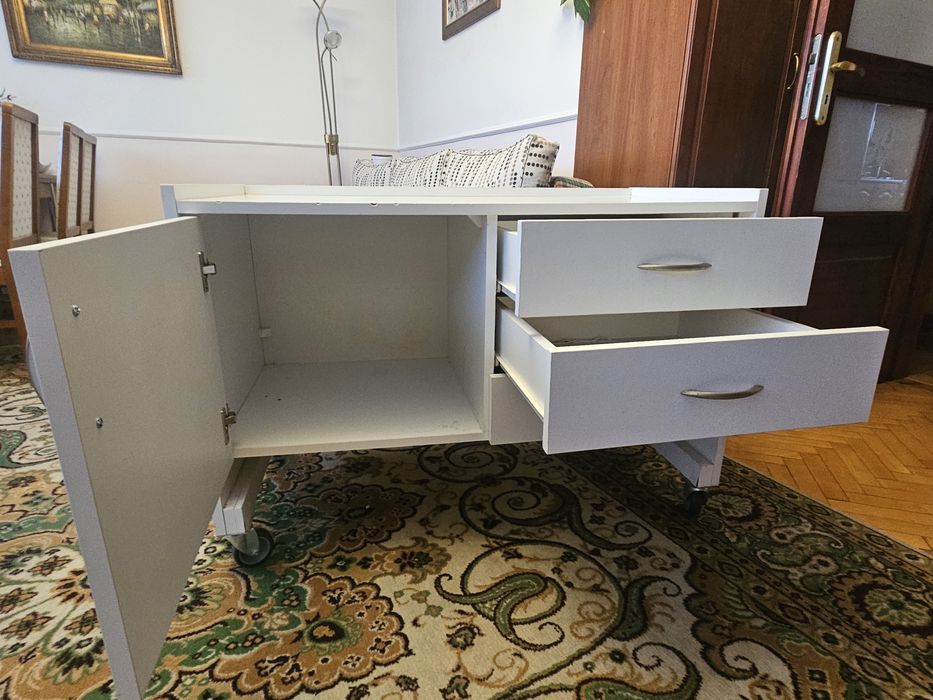 Komoda na kołkach na sprzęt medyczny